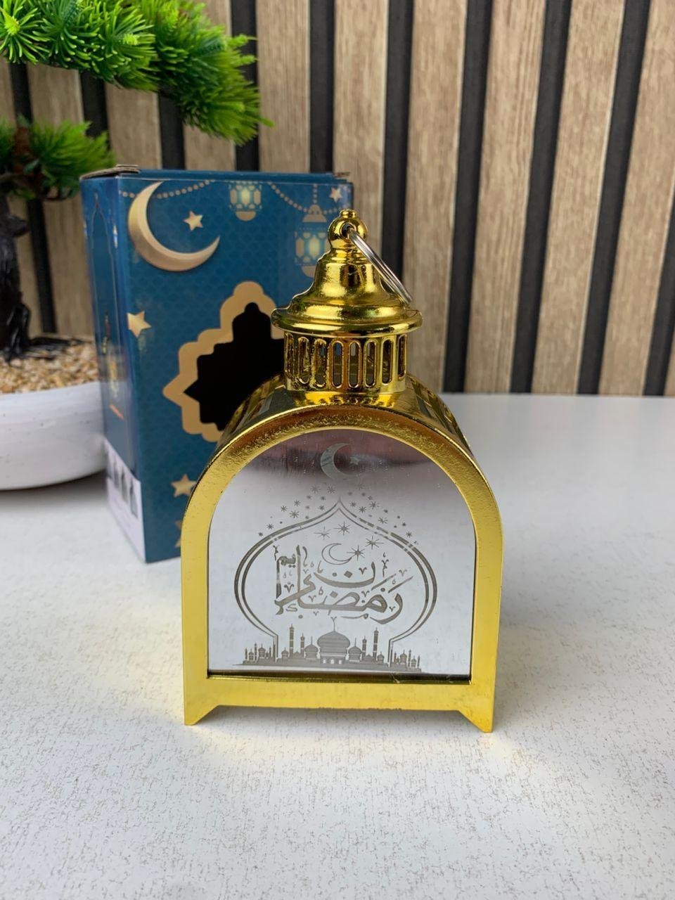 Lanterne de Ramadan Dorée LED Design Traditionnel avec Silhouette – فانوس مضيء لشهر رمضان - الصورة 3