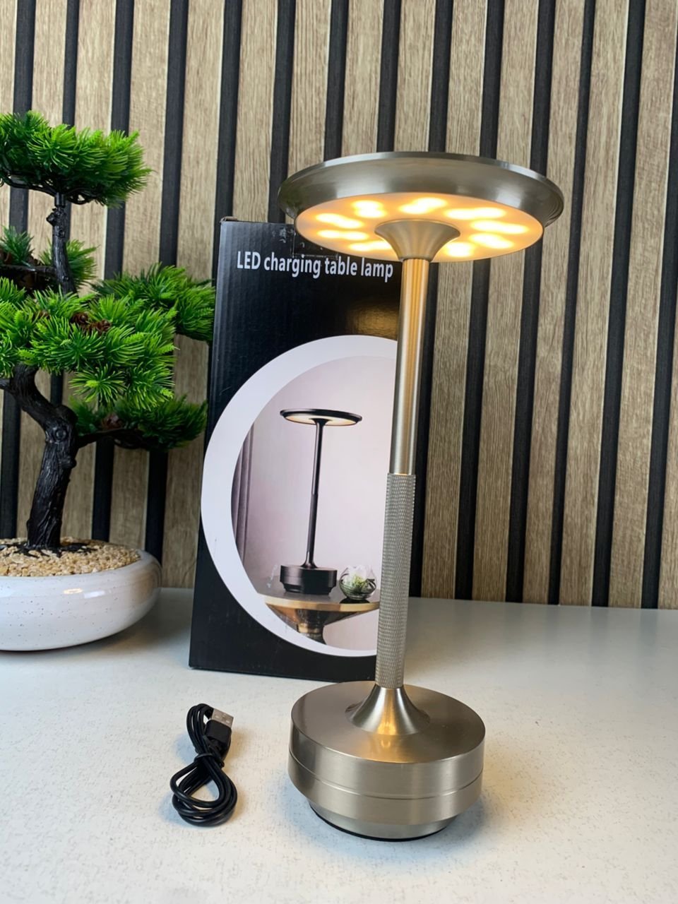 Lampe de table rechargeable sans fil finition de haute qualité LED 3 couleurs – مصباح ديكور بعدة درجات ضوئية - الصورة 3