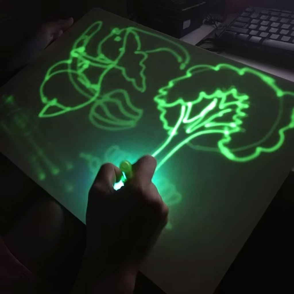 لوحة رسم جرافيتي مضيئة مع قلم يعمل بالأشعة فوق - الصورة 2