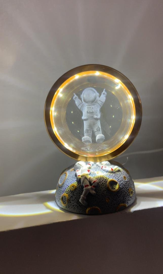 Lampe Astronut 3D Cristal – مصباح كروي ثلاثي الأبعاد للفضائي - الصورة 3