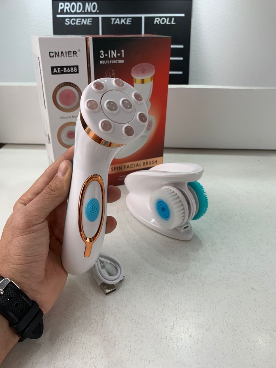Brosse Nettoyante Électrique Cnaier AE-8788 3 Têtes Rotatives Recharge USB – جهاز تنظيف البشرة بعمق - الصورة 2