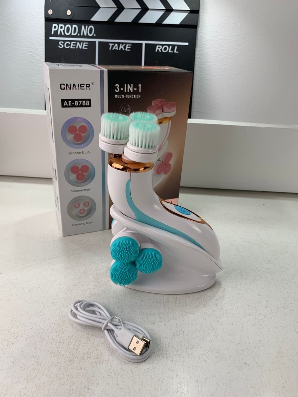 Brosse Nettoyante Électrique Cnaier AE-8788 3 Têtes Rotatives Recharge USB – جهاز تنظيف البشرة بعمق - الصورة 4