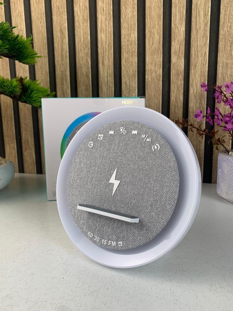 ⁦Haut-parleur et Lampe de Chevet avec Lumière d’ambiance RGB et Chargeur Induction 15W – مكبر صوت وشاحن لاسلكي مع إضاءة ملونة⁩ - الصورة ⁦2⁩
