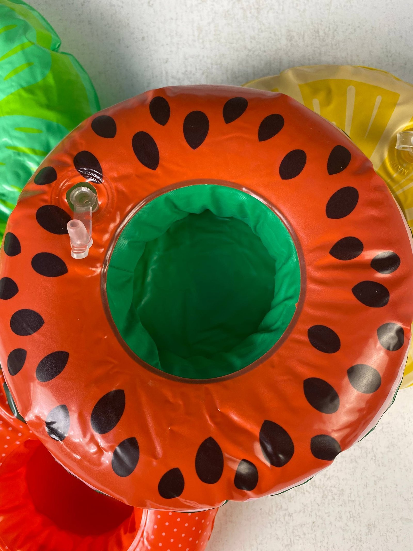 ⁦Porte-Gobelets Flottants Gonflables pour Piscine Design Amusant Matériau PVC - حامل أكواب مائي منفوخ للمسبح بتصاميم الفواكه⁩ - الصورة ⁦2⁩