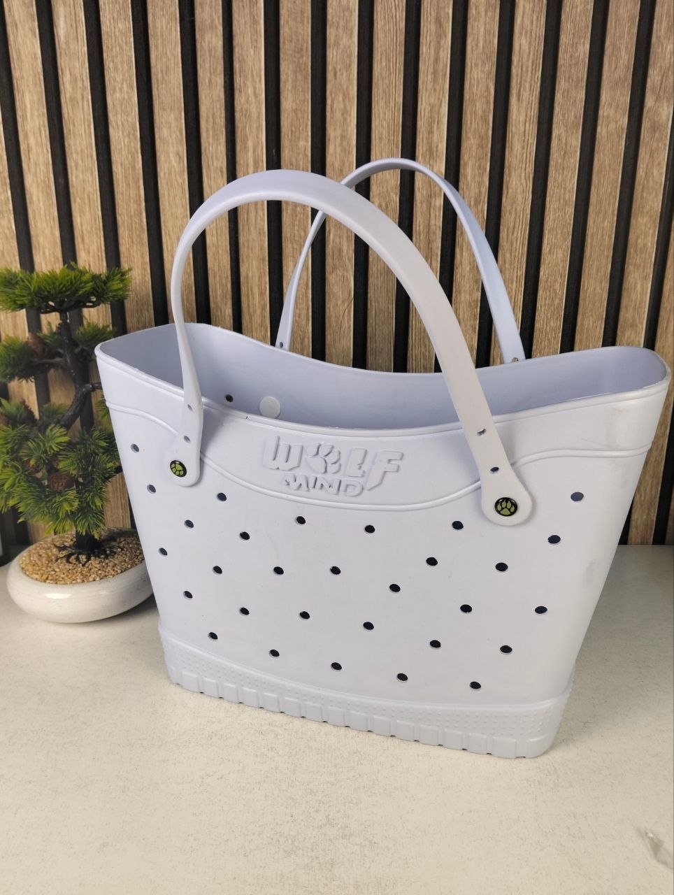⁦Sac de Plage Eva et Silicone Garni de Trous Grand Cabas Imperméable Tendance pour Été - حقيبة الشاطئ السيليكونية العصرية المقاومة للماء⁩ - الصورة ⁦2⁩