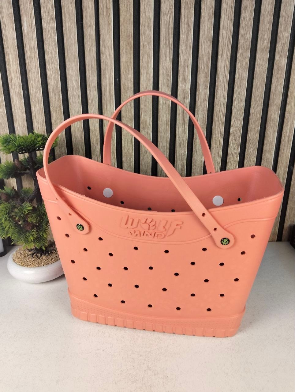 ⁦Sac de Plage Eva et Silicone Garni de Trous Grand Cabas Imperméable Tendance pour Été - حقيبة الشاطئ السيليكونية العصرية المقاومة للماء⁩ - الصورة ⁦3⁩