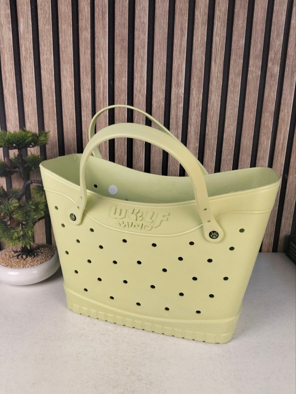 ⁦Sac de Plage Eva et Silicone Garni de Trous Grand Cabas Imperméable Tendance pour Été - حقيبة الشاطئ السيليكونية العصرية المقاومة للماء⁩ - الصورة ⁦4⁩