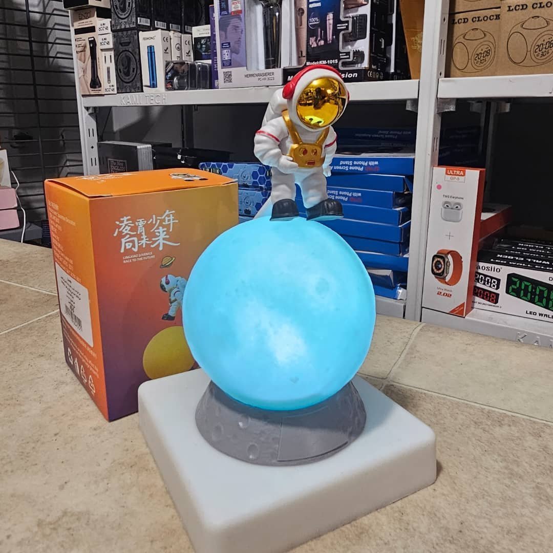 ⁦veilleuse LED 3D décoratif en forme d'astronaute Rechargeable par USB⁩ - الصورة ⁦2⁩