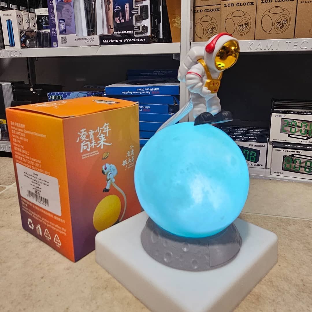 ⁦veilleuse LED 3D décoratif en forme d'astronaute Rechargeable par USB⁩ - الصورة ⁦3⁩