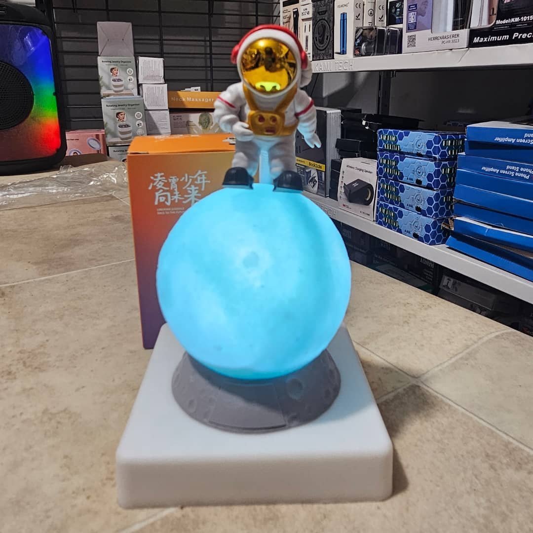 ⁦veilleuse LED 3D décoratif en forme d'astronaute Rechargeable par USB⁩ - الصورة ⁦4⁩