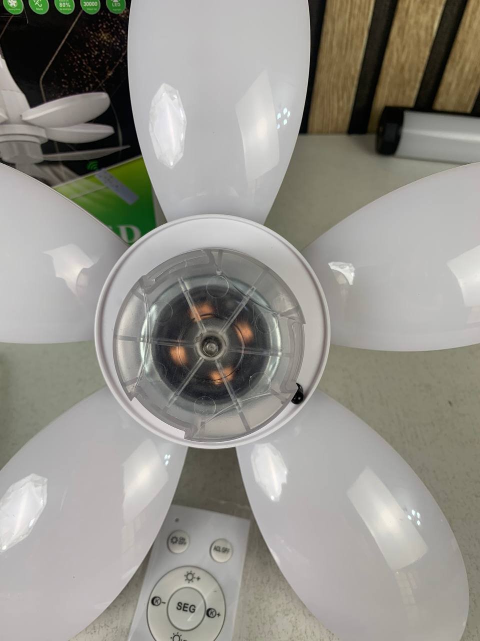 ⁦Ventilateur de Plafond Lumineux à Douille avec Télécommande - مروحة السقف الذكية 2 في 1 مع إضاءة قوية بقاعدة⁩ - الصورة ⁦10⁩