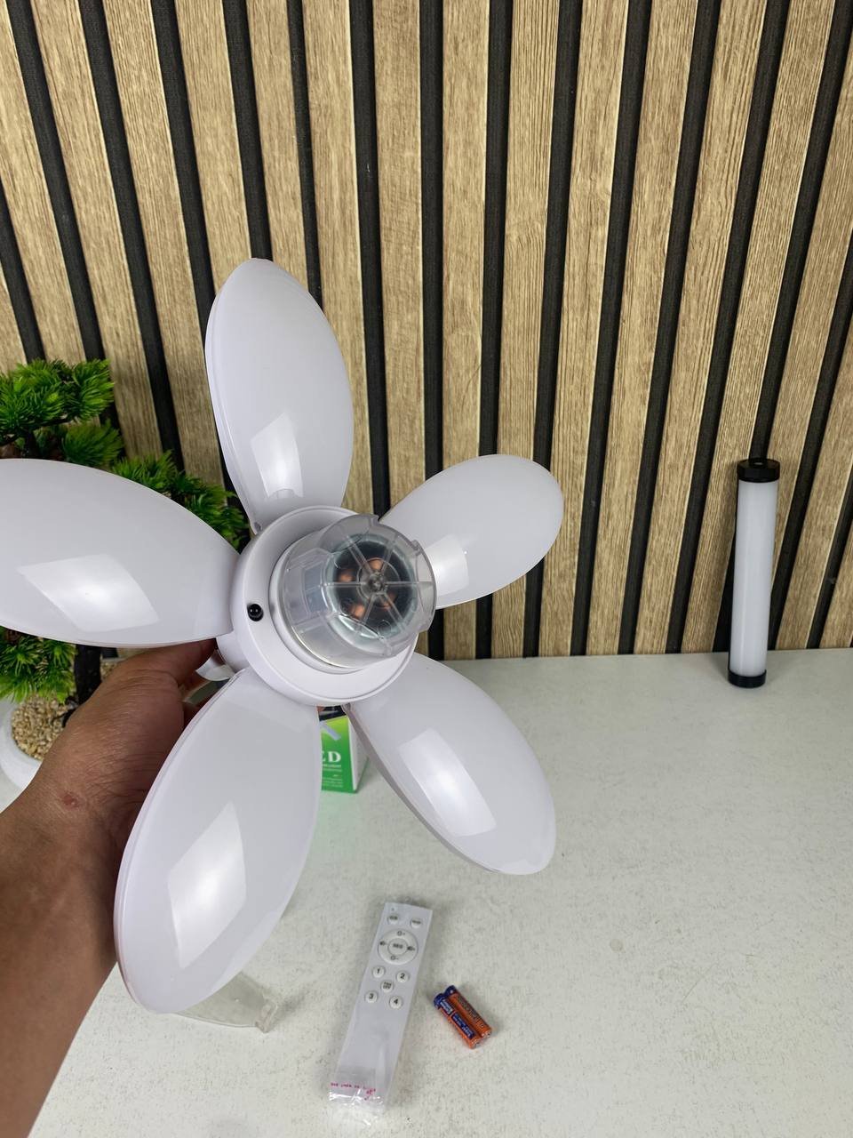 ⁦Ventilateur de Plafond Lumineux à Douille avec Télécommande - مروحة السقف الذكية 2 في 1 مع إضاءة قوية بقاعدة⁩ - الصورة ⁦11⁩
