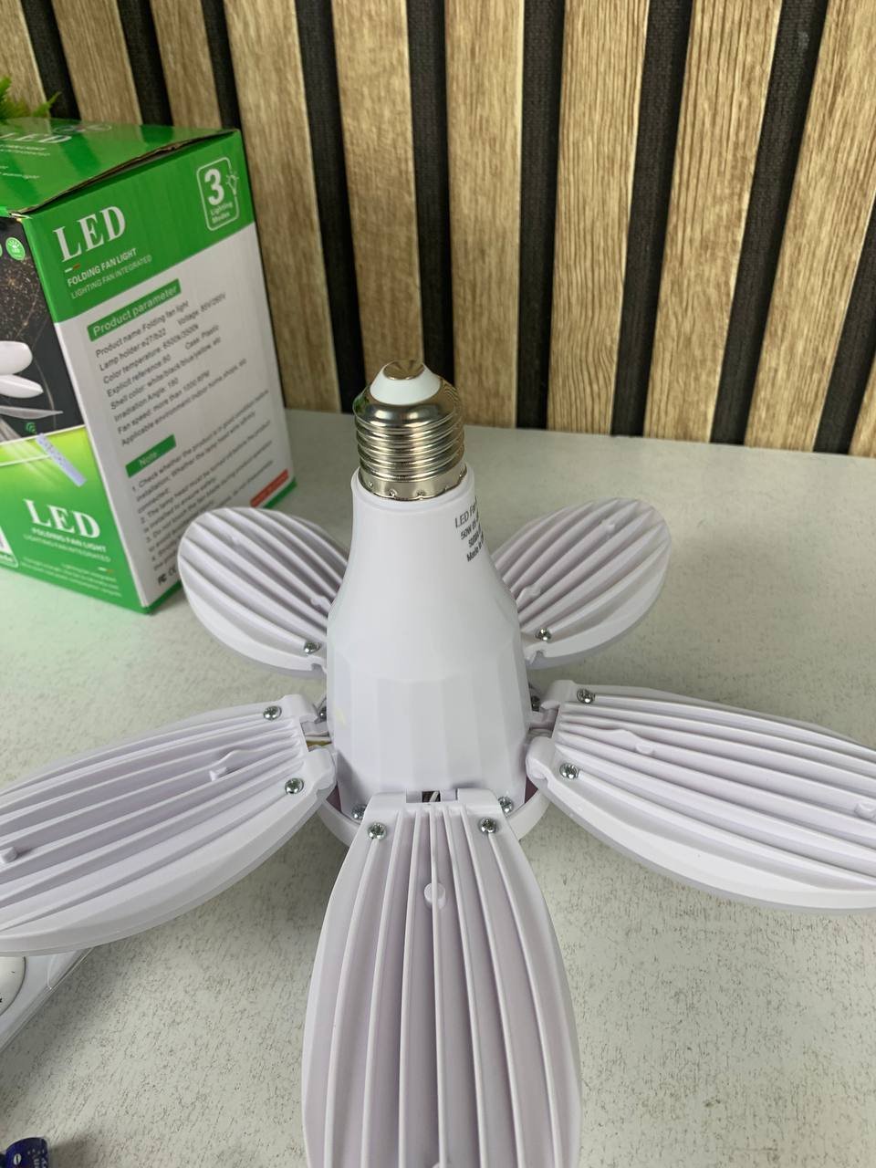 ⁦Ventilateur de Plafond Lumineux à Douille avec Télécommande - مروحة السقف الذكية 2 في 1 مع إضاءة قوية بقاعدة⁩ - الصورة ⁦12⁩