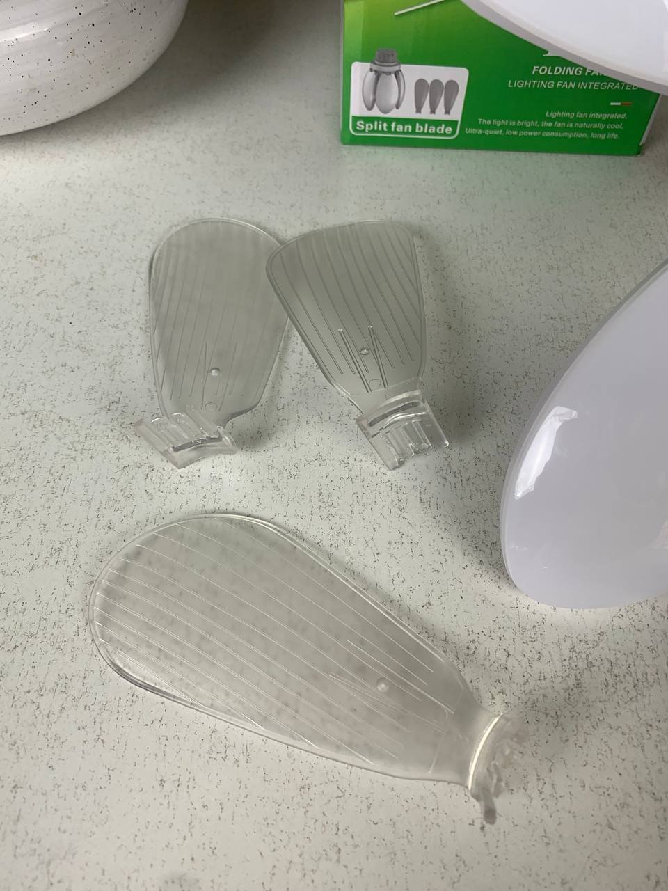 ⁦Ventilateur de Plafond Lumineux à Douille avec Télécommande - مروحة السقف الذكية 2 في 1 مع إضاءة قوية بقاعدة⁩ - الصورة ⁦14⁩