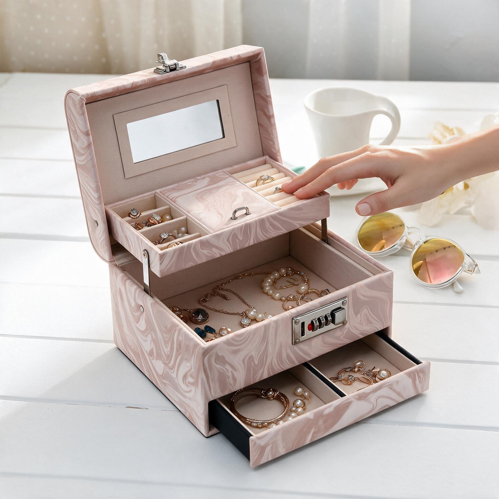 ⁦Boîte à Bijoux Élégante avec Miroir et Serrure Tiroir Coulissant et Compartiments Multiples - صندوق تنظيم وحفظ المجوهرات الأنيق مع مرآة وقفل أمان⁩ - الصورة ⁦8⁩