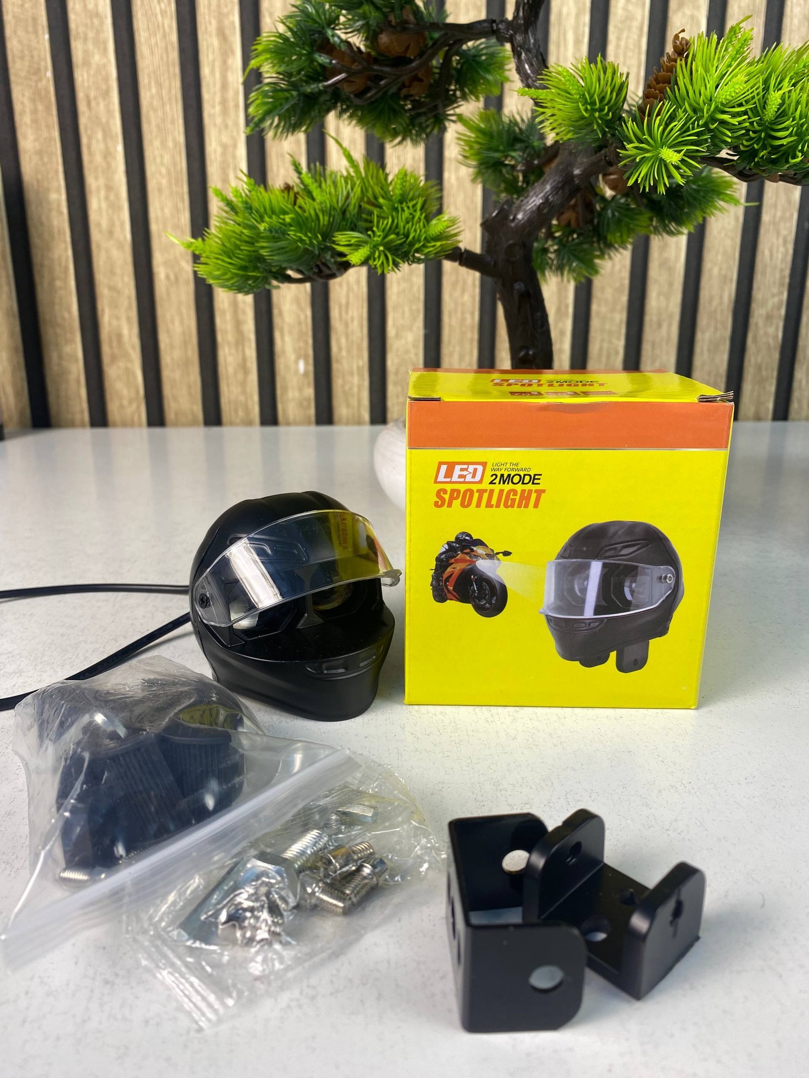 Projecteur LED Auxiliaire pour Moto et Scooter Double Couleur Blanc et Jaune Helmet Design 1Pcs - كشاف إضاءة لدراجات النارية بتصميم خوذة وإضاءة مزدوجة - الصورة 2